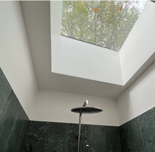 bathroom bad boligarkitekt skylight ovelys kig til skoven