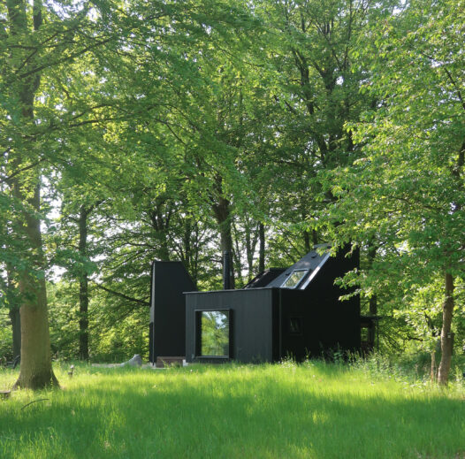 Yoga retreat forfatter retreat hus i skoven boligarkitekt sort træhus